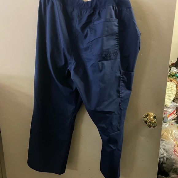 Cherokee scrubs top and bottom- matching set - Picture 7 of 9